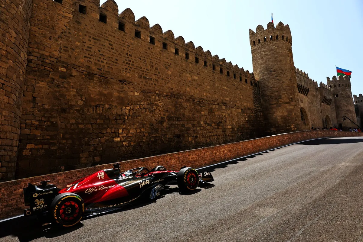 Valtteri Bottas in der Altstadt von Baku: Der Finne suchte in den letzten Wochen im Simulator nach dem perfekten Set-up. GP von Aserbaidschan, Valtteri Bottas, Sauber, Alfa Romeo